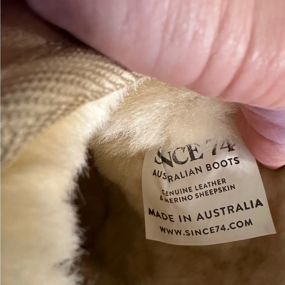 UGG Boot Classic Mini Sz 8 - Picture 2 of 16